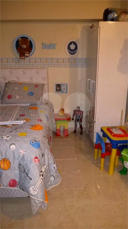 Casa à venda com 5 quartos, sendo 4 suítes, no condomínio Village St. Louis, São Paulo - SP
