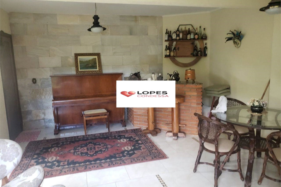 Casa à venda com 4 quartos, sendo 2 suítes, no condomínio Alpes da Cantareira, Mairiporã - SP
