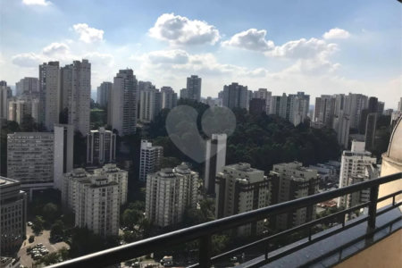 Cobertura à venda com 3 quartos, sendo 1 suíte,  em Vila Andrade, São Paulo, SP