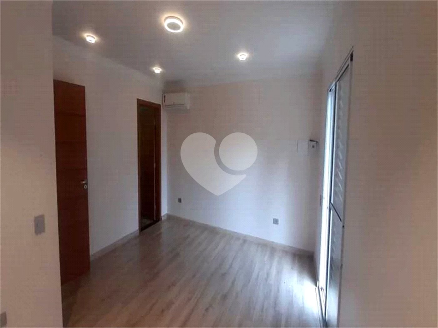 Casa à venda com 3 quartos, sendo 1 suíte, no condomínio Jardim da Montanha I, Mairiporã - SP