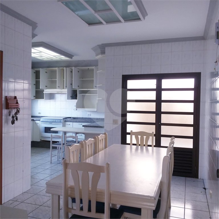Casa à venda com 4 quartos, sendo 3 suítes, no condomínio Arujá 5, Arujá - SP