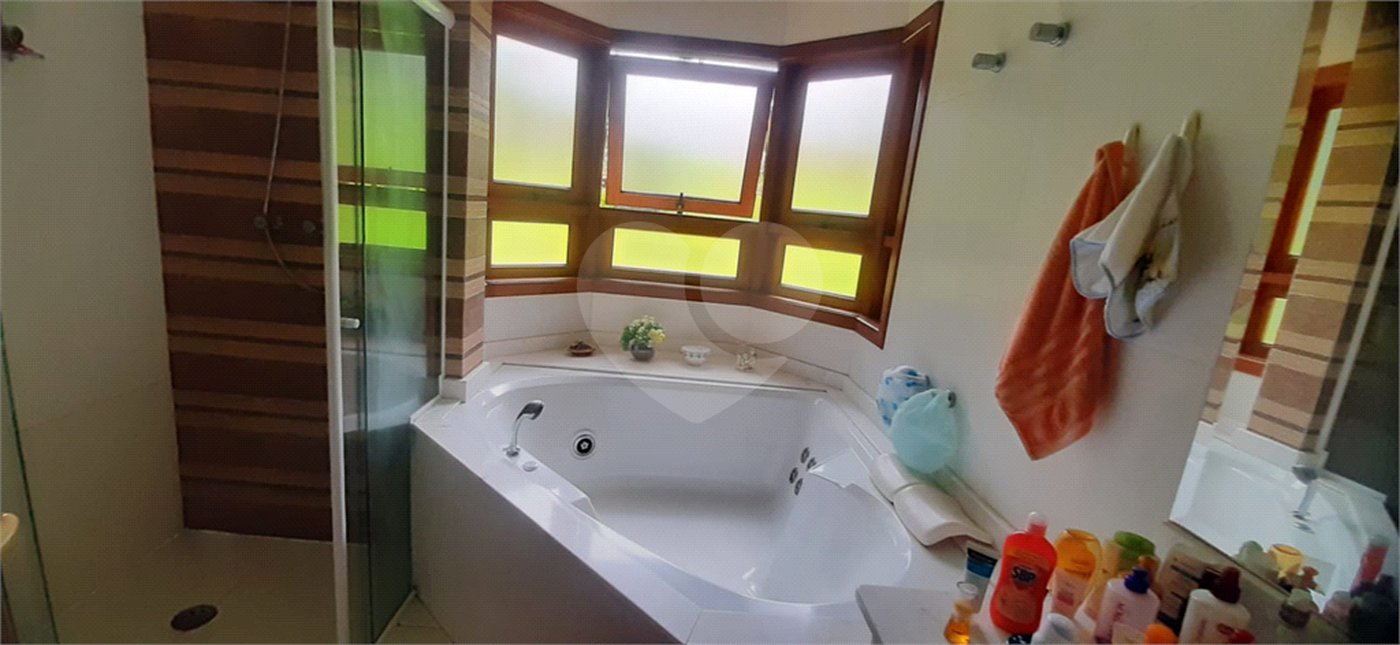 Casa à venda com 5 quartos, sendo 4 suítes, no condomínio Alpes da Cantareira, Mairiporã - SP