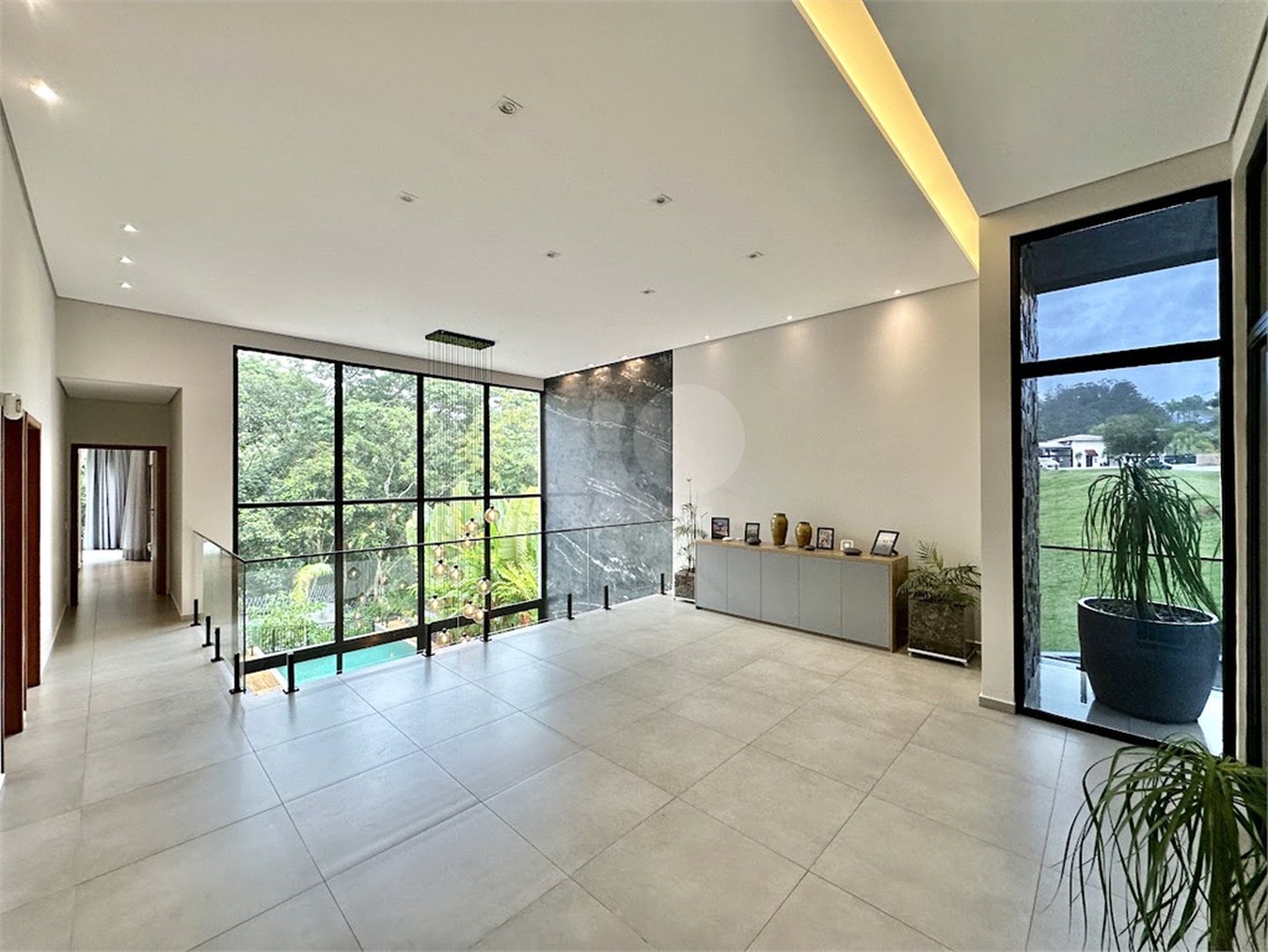 Casa à venda com 3 suítes no condomínio Reserva Santa Maria, Jandira - SP