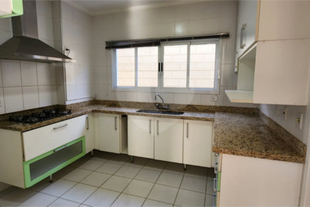 Casa à venda com 3 suítes no condomínio Recanto dos Paturis, Vinhedo - SP