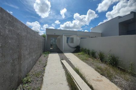 Casa térrea em Atibaia com 3 dormitórios (1 suíte), 2 vagas garagem, amplo quintal na frente, aceita financiamento