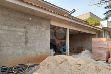Casa em Construção com Área Gourmet e Piscina no Condomínio Damha II