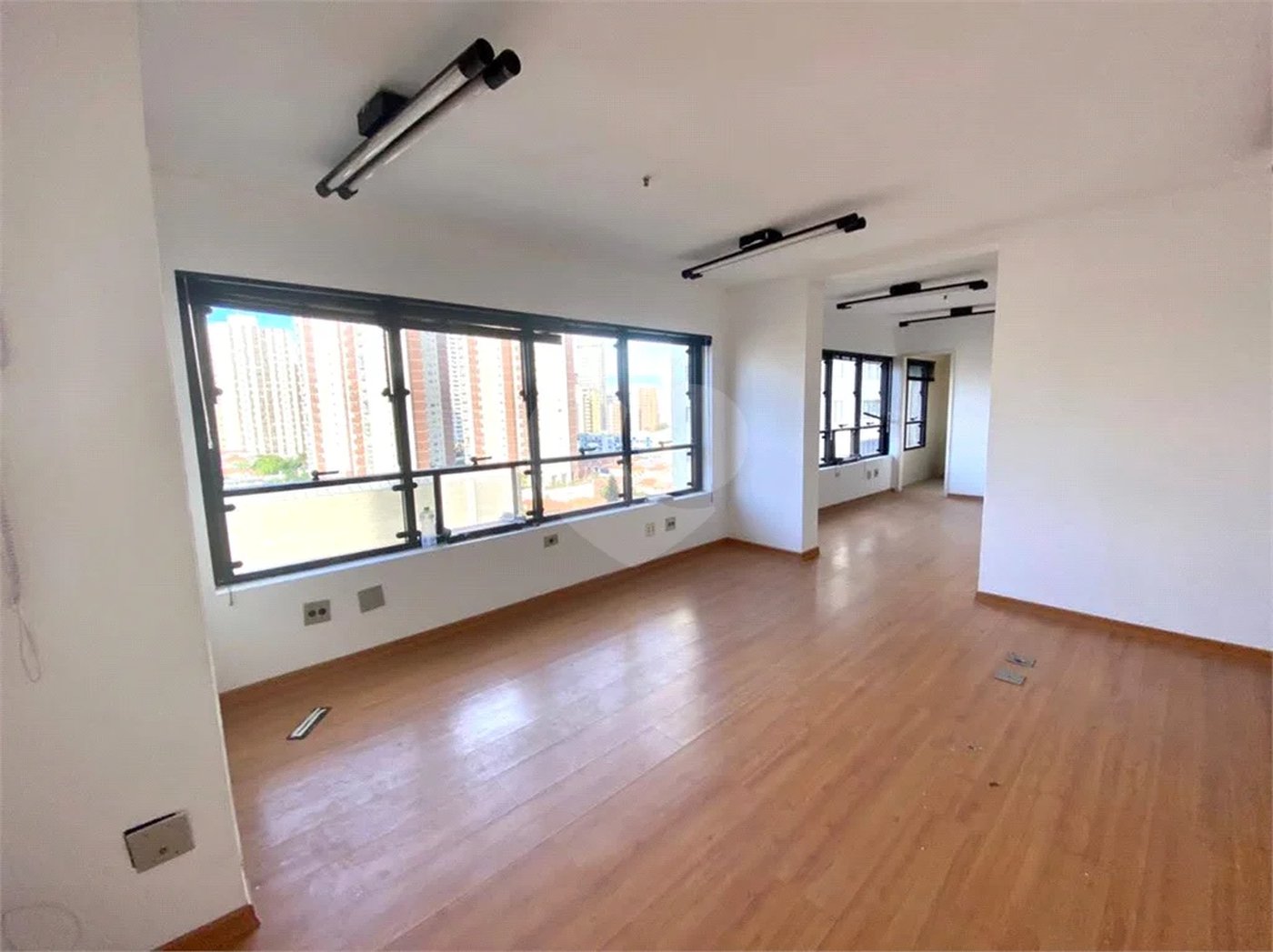 SALA COMERCIAL 55m2 Á VENDA NA VILA MARIANA (LADO DIREITO)