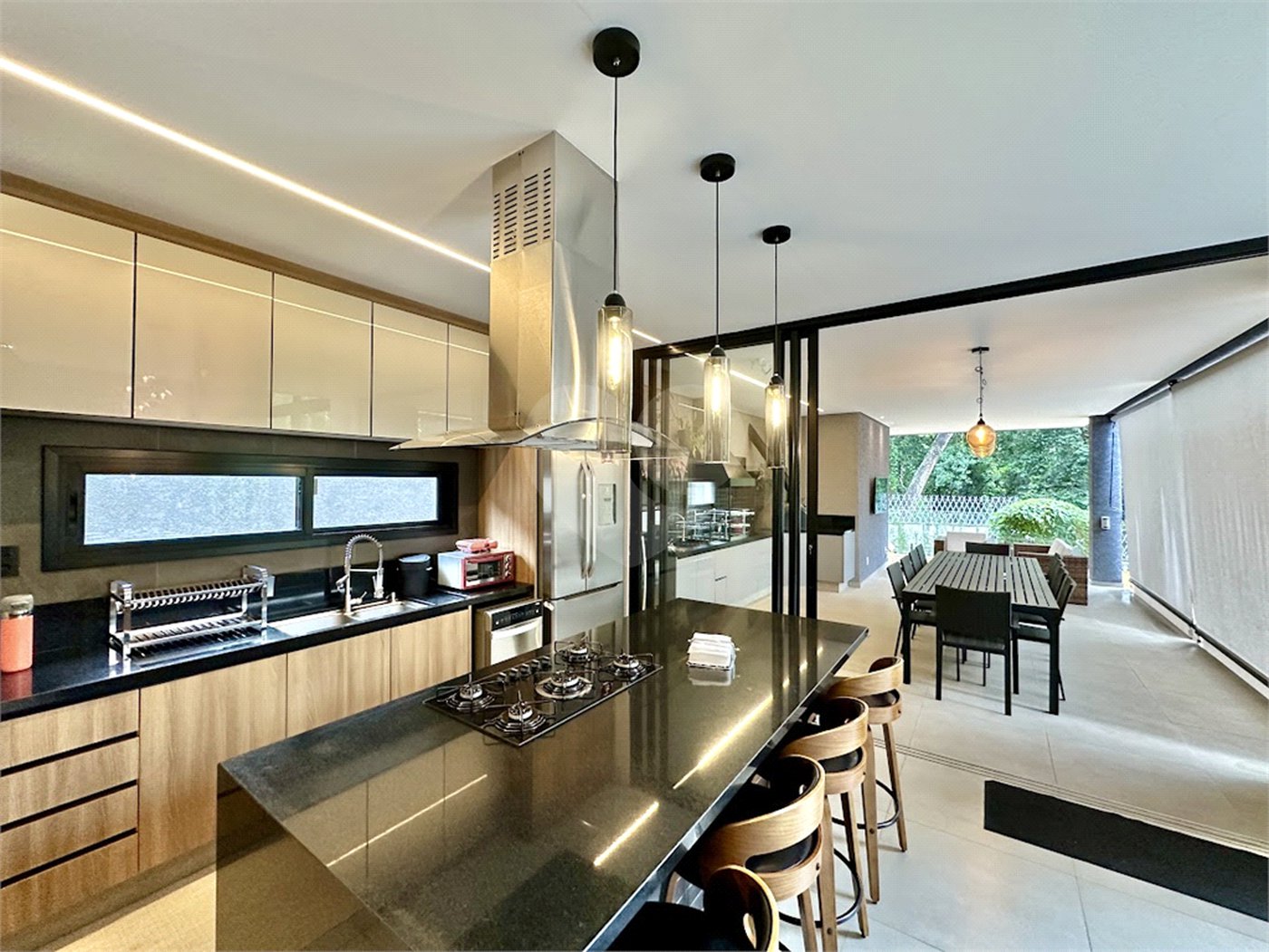 Casa à venda com 3 suítes no condomínio Reserva Santa Maria, Jandira - SP
