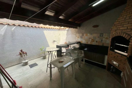 Sobrado à venda com 3 quartos, sendo 1 suíte,  em Vila Nova Cintra, Mogi das Cruzes, SP