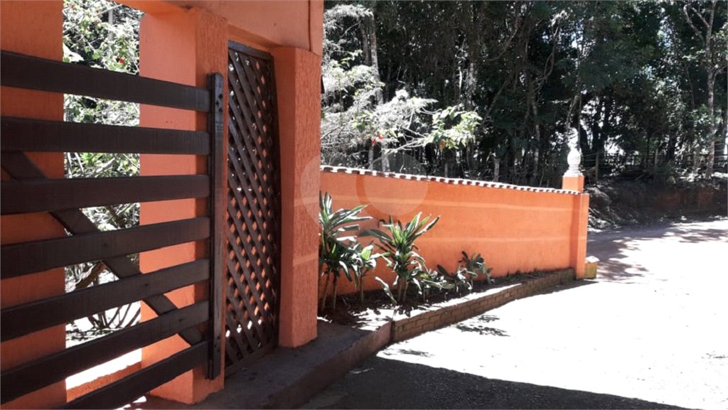 Chácara à venda com 8 quartos, sendo 3 suítes, no Centro, Toledo, MG