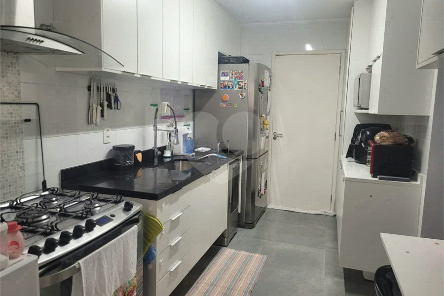Apartamento de 03 dormitórios totalmente reformado com 02 vagas de Garagem escrituradas e livres.