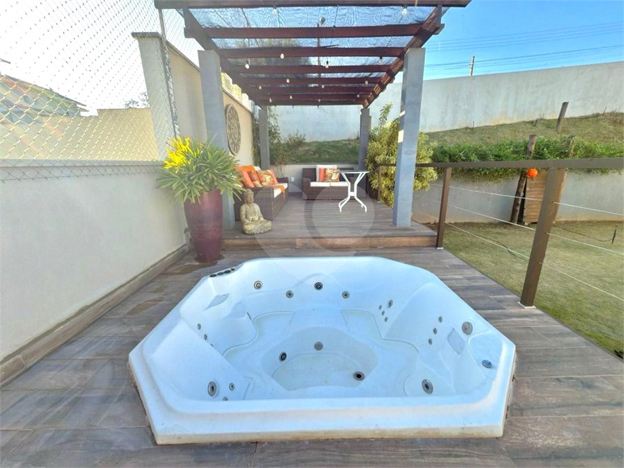 Casa à venda com 4 quartos, sendo 3 suítes, no condomínio Vila Hípica II, Vinhedo - SP