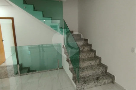 Sobrado à venda, 3 suítes, garagem, a 300 m do metrô Vila Matilde