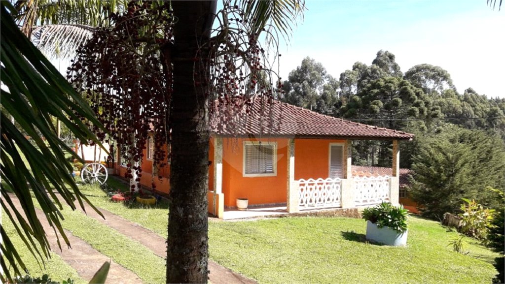 Chácara à venda com 8 quartos, sendo 3 suítes, no Centro, Toledo, MG