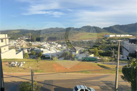 Sobrado à venda com 3 suítes em Condomínio Vale das Águas, Bragança Paulista, SP