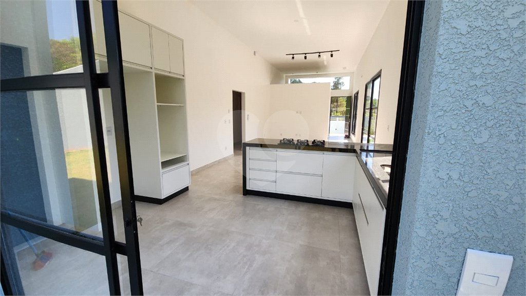 Casa para alugar com 3 quartos, sendo 1 suíte, no condomínio Chácaras Brasil, Atibaia - SP