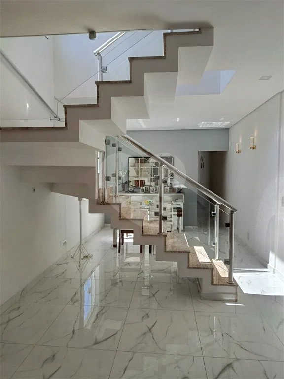 Sobrado novo, com 250m², 3 quartos, sendo 1 suíte, 2 garagens, à venda na Vila Prudente