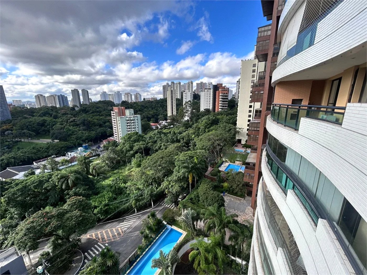 Apartamento à venda com 3 suítes em Vila Suzana, São Paulo, SP
