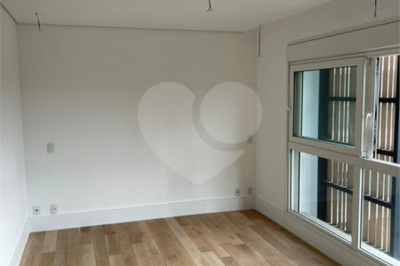 Apartamento à venda com 3 suítes em Moema, São Paulo, SP