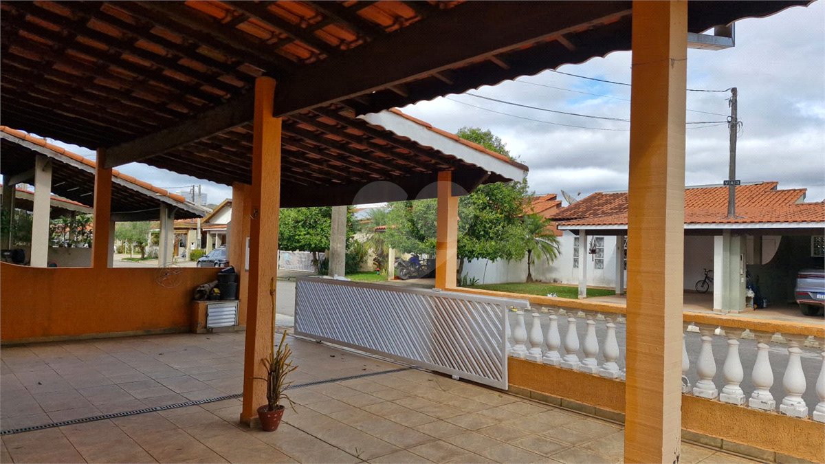 Casa para alugar com 3 quartos, sendo 1 suíte, no condomínio Santa Mônica, Atibaia - SP