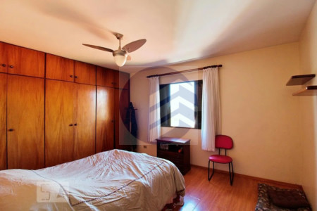 Casa para alugar com 3 quartos, sendo 1 suíte, em Jardim Monte Kemel, São Paulo - SP