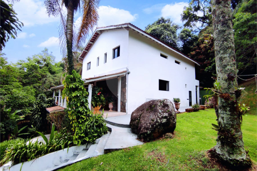 Sobrado à venda com 3 quartos, sendo 1 suíte, em Serra da Cantareira, Mairiporã, SP