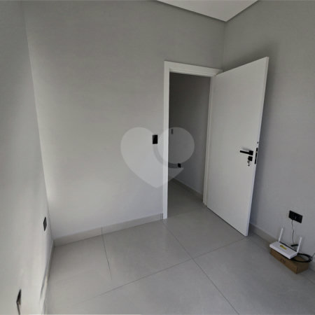 Maravilhosa Casa térrea em condomínio fechado no Portal Lamis, com 3 suítes, piscina privativa e persianas elétricas em excelente condomínio com salão de festas, piscina, quadras de tênis, beach tênis e campo de futebol. Vista cinematográfica da Pedra Grande.