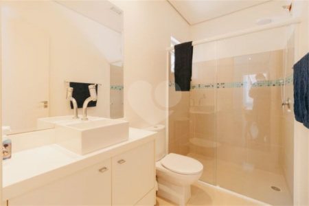 Casa à venda com 5 quartos, sendo 4 suítes, no condomínio Figueira Garden, Atibaia - SP
