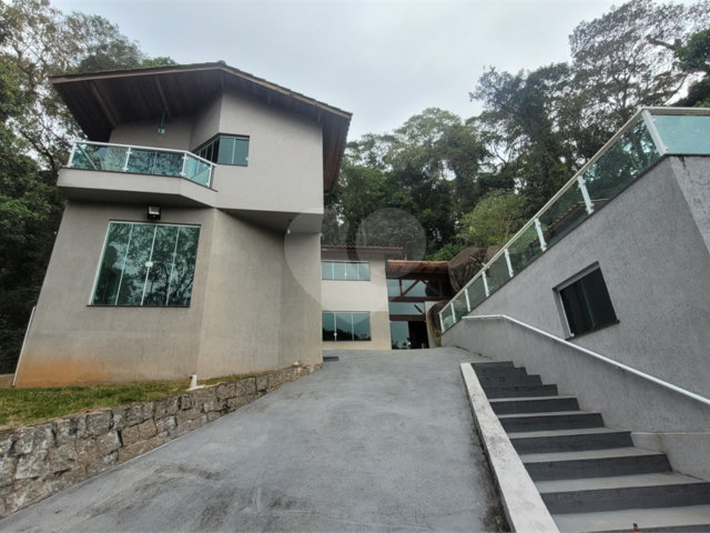 Casa à venda com 4 quartos, sendo 1 suíte,  no condomínio Parque Suiça, Caieiras - SP