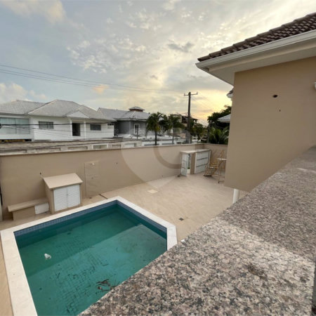 Casa à venda com 4 quartos, sendo 2 suítes, no condomínio Pedra Mar, Rio de Janeiro - RJ