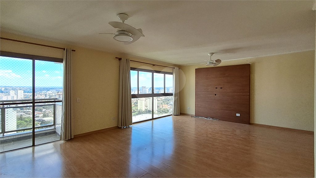 Apartamento à venda com 3 quartos, sendo 1 suíte,  em Alto da Boa Vista, São Paulo, SP