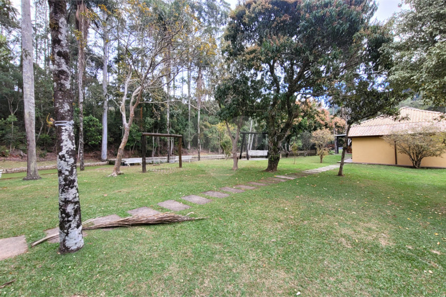 Casa à venda com 4 quartos, sendo 1 suíte, no condomínio Parque Suiça, Caieiras - SP