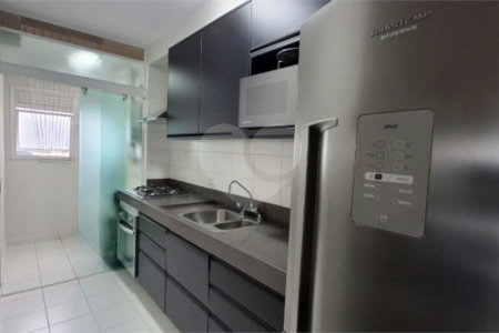 Apartamento com dois dormitórios sendo um climatizado, com duas vagas de garagem.