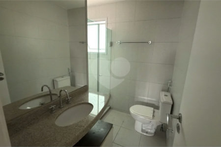 Apartamento de 155 m² com 4 dormitórios, varanda e 2 vagas de garagem. Condomínio com piscinas adulto, infantil e aquecida, lazer e portaria 24 horas.
