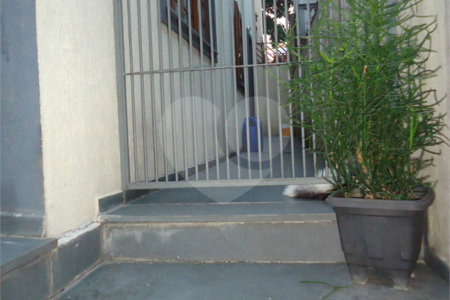 Sobrado com 4 quartos sendo 2 suítes.