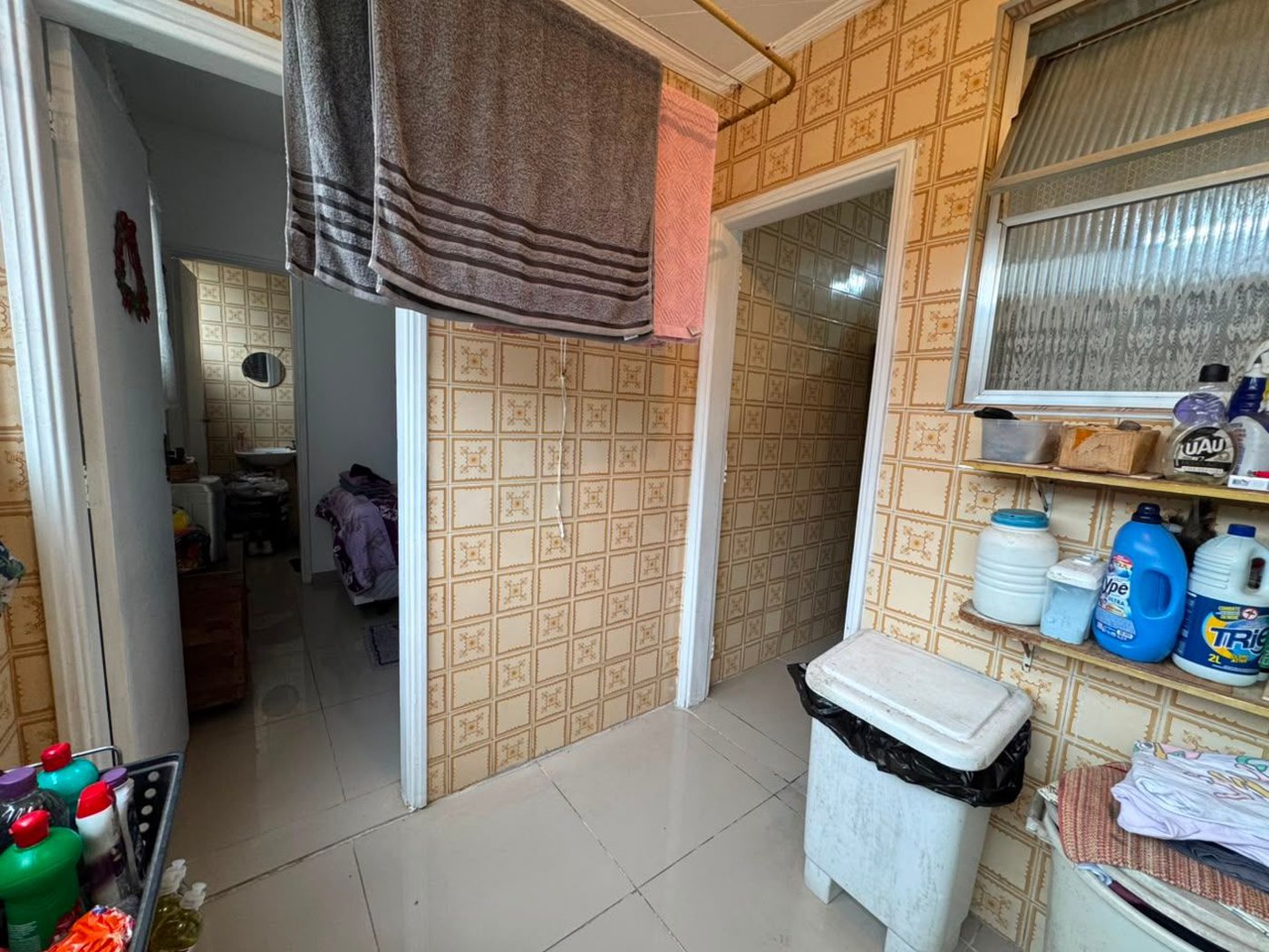 Apartamento com 2 dormitórios e suíte + dependência de serviço completa na Ponta da Praia – Localização privilegiada próximo à Praça Dino Bueno