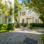 Casa à venda com 5 quartos, sendo 4 suítes, no condomínio Bounganville, São Paulo - SP