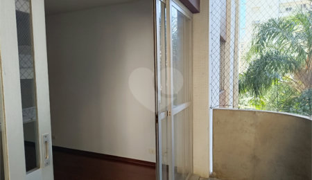 Apartamento à venda com 3 quartos, sendo 1 suíte,  em Moema, São Paulo, SP