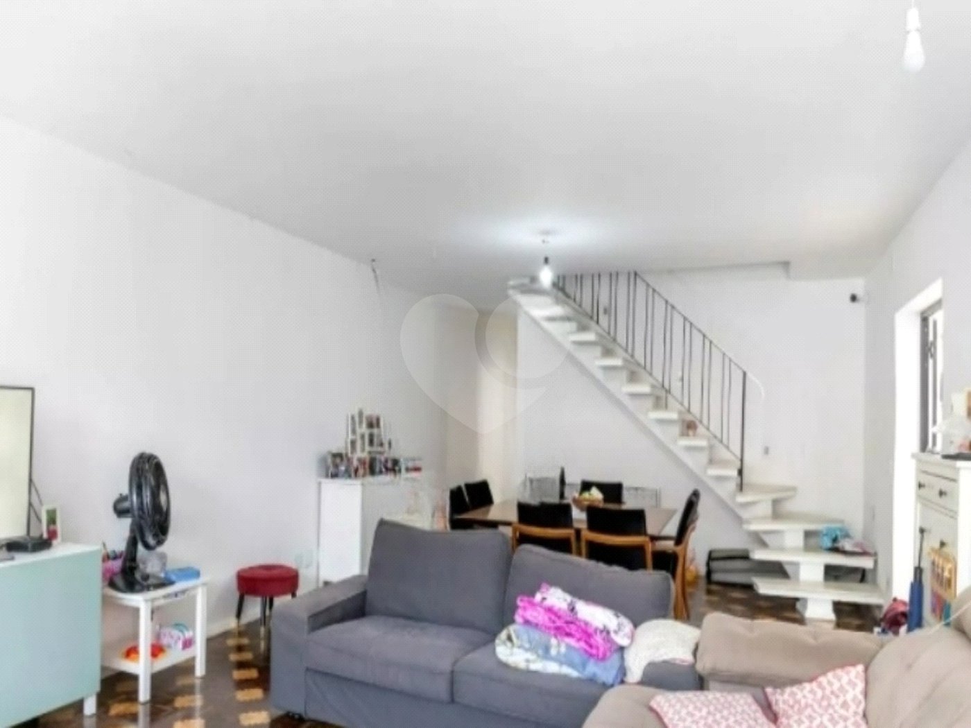 Sua oportunidade única na Vila Gumercindo! Casa espaçosa de 257m² com 4 dormitórios (sendo 2 suítes), 2 vagas de garagem e excelente localização, venda.