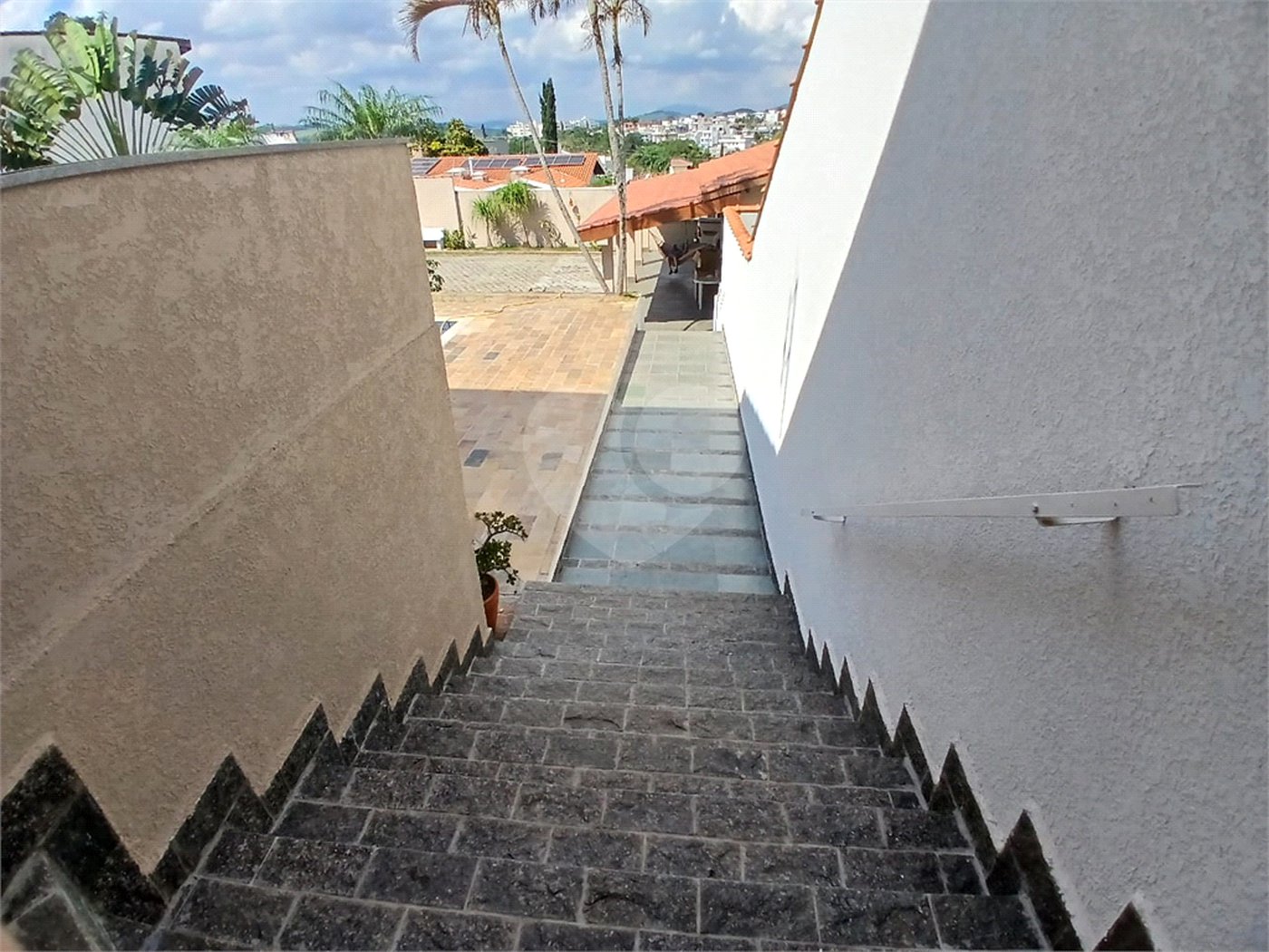 Casa à venda com 5 quartos, sendo 3 suítes, em Vila Santista, Atibaia, SP