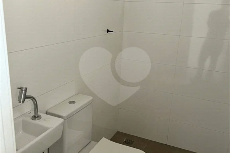 Casa à venda com 4 quartos, sendo 2 suítes, no condomínio Residencial Floresta, São Paulo - SP