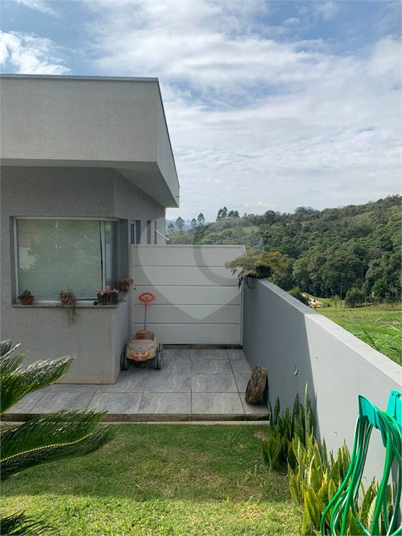 Casa à venda com 3 quartos, sendo 1 suíte, no condomínio Residencial Ponderosa, São Roque - SP