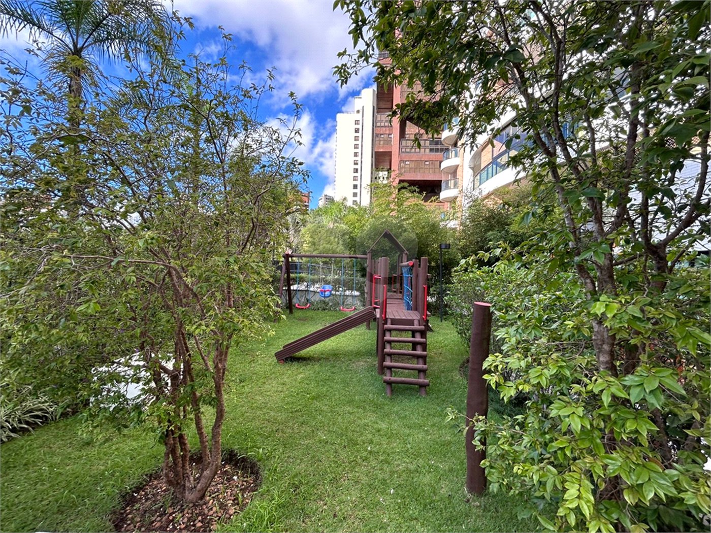 Apartamento à venda com 3 suítes em Vila Suzana, São Paulo, SP
