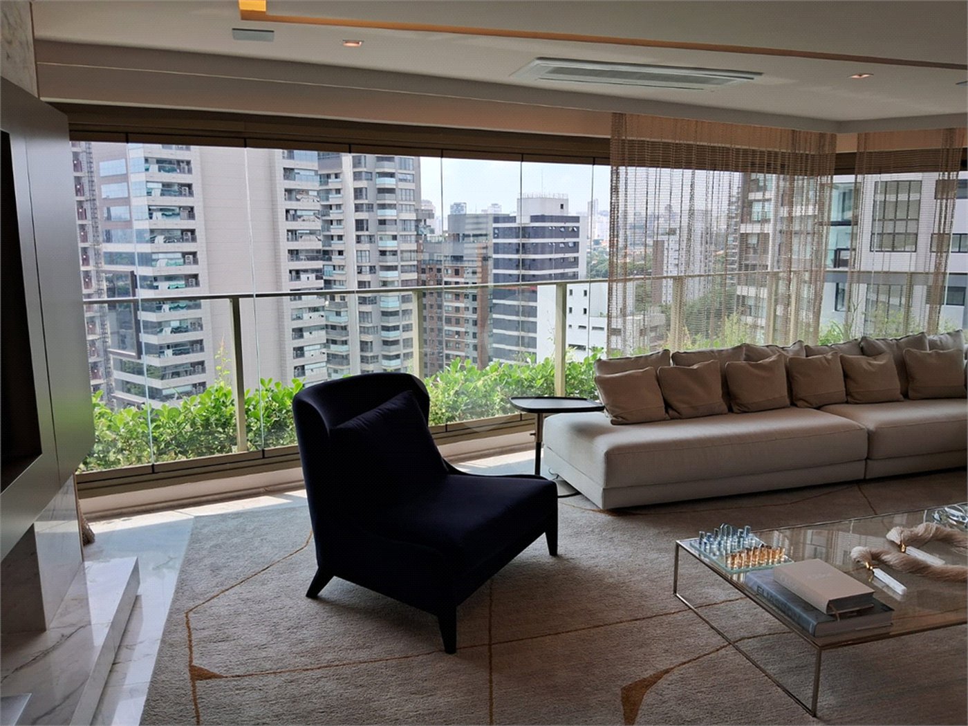 Apartamento à venda com 3 suítes em Moema, São Paulo, SP