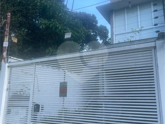 Sobrado à venda com 3 suítes em Horto, São Paulo, SP