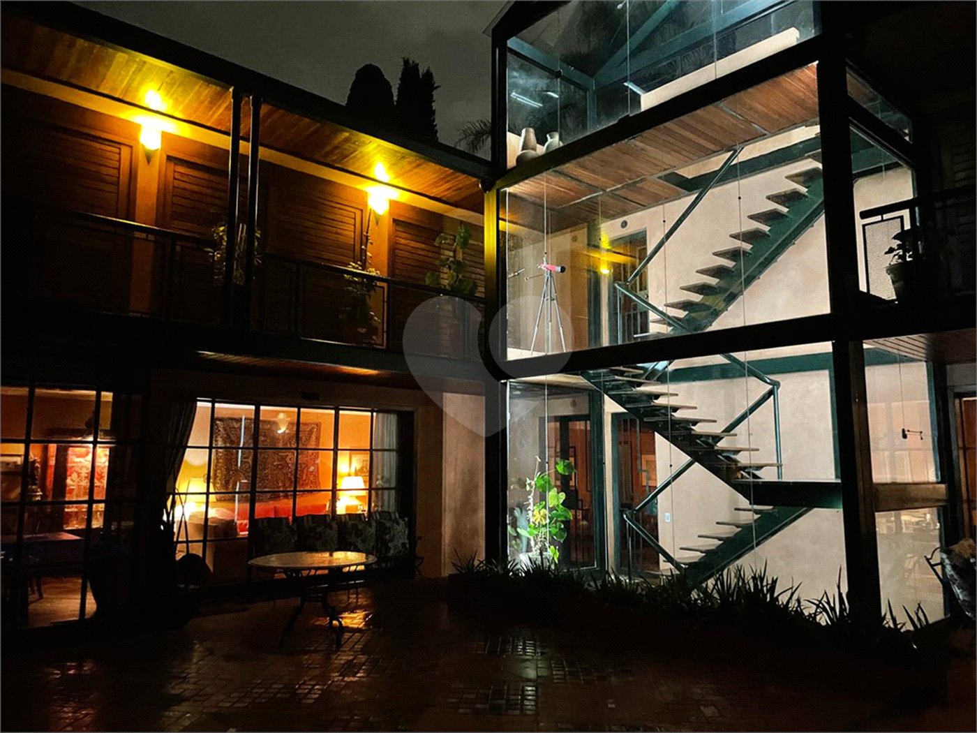 Casa à venda ou para alugar com 4 quartos, sendo 3 suítes, em Jardim Leonor, São Paulo, SP