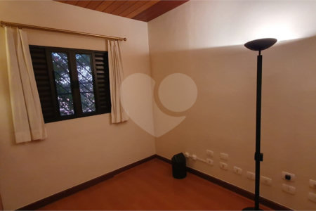 Sobrado à venda com 4 quartos, sendo 2 suítes, em Moema, São Paulo, SP