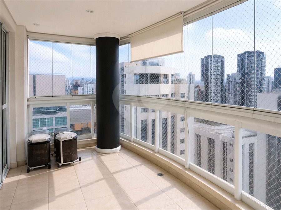 Apartamento à venda com 3 suítes em Moema, São Paulo, SP