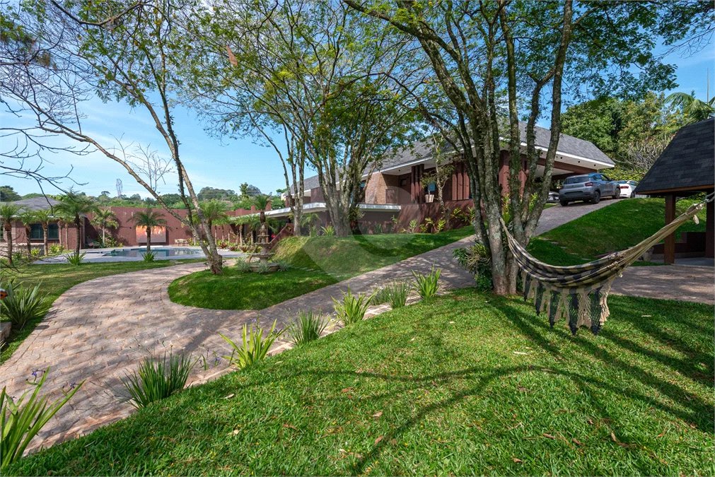 Casa à venda com 4 suítes no condomínio Vale da Santa Fé, Vinhedo - SP