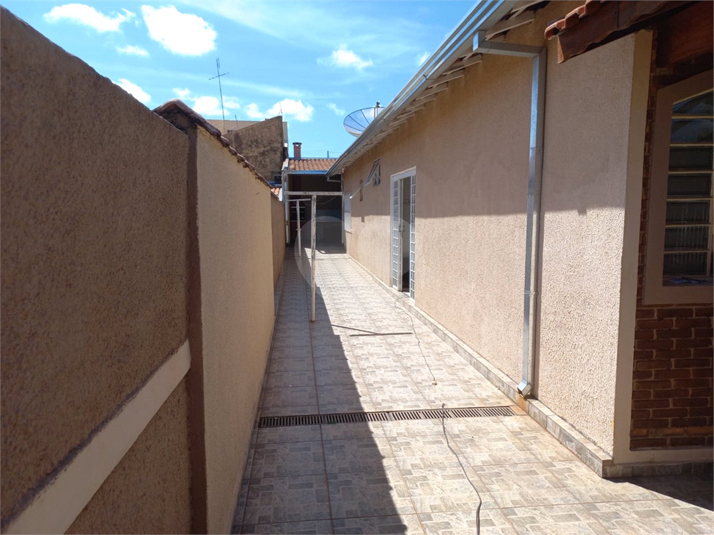 Casa térrea com 3 dormitórios, sendo 1 suíte.